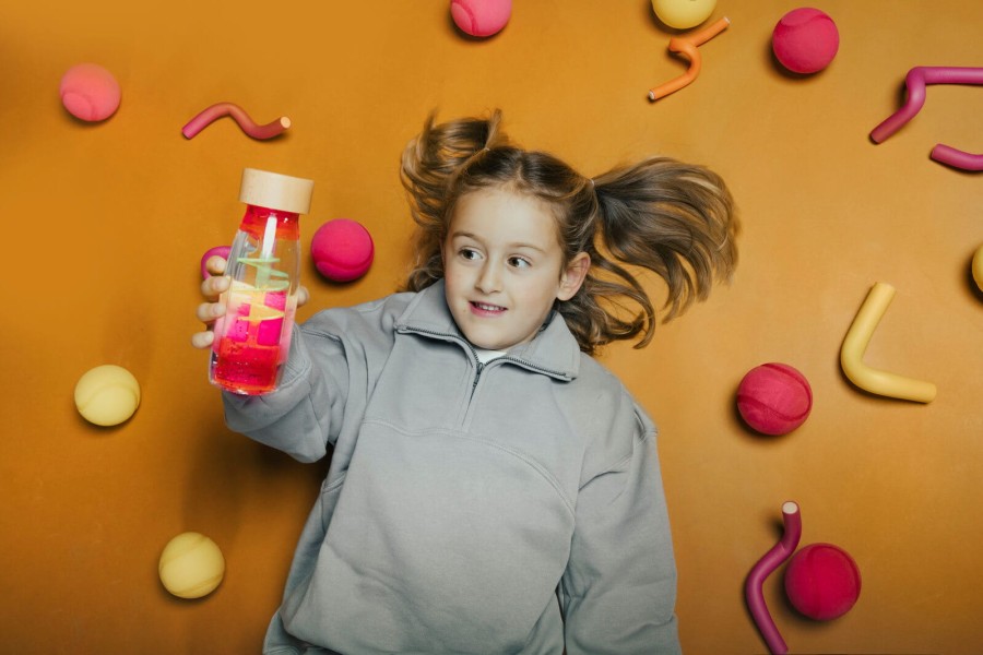 Butelka sensoryczna dwufazowa MOVE SPIRALA różowa / Petit Boum