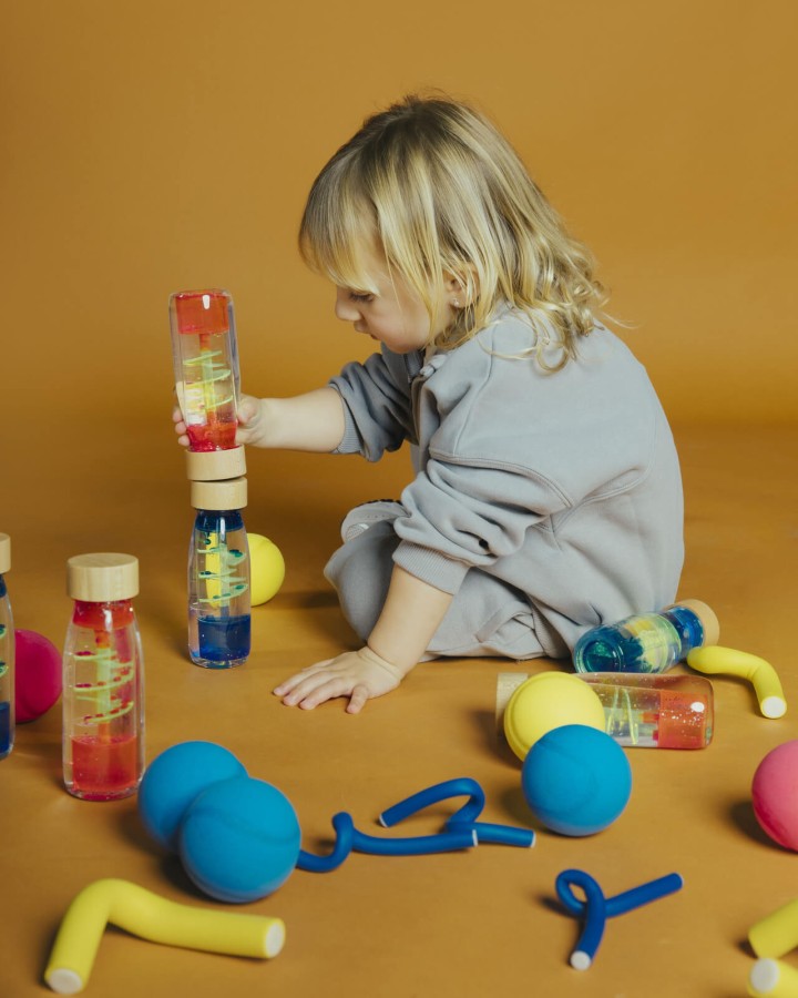 Butelka sensoryczna dwufazowa MOVE SPIRALA różowa / Petit Boum