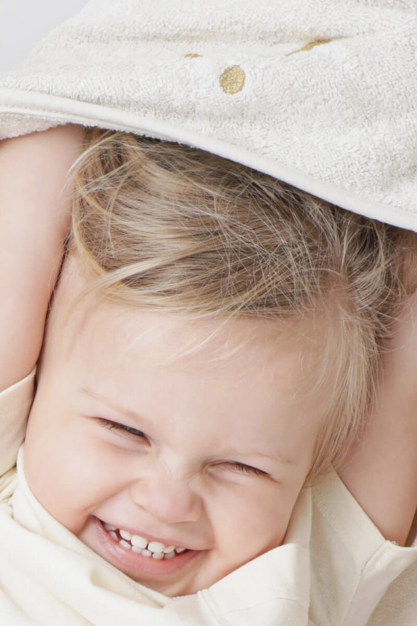 Ręcznik z kapturkiem 90 x 90 cm bambusowo-bawełniany piaskowy z haftem kolekcja TowelPower / Piapimo