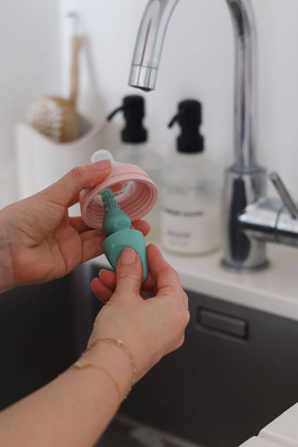 Szczotka do butelek i smoczków silikonowa Sage Green / Beaba