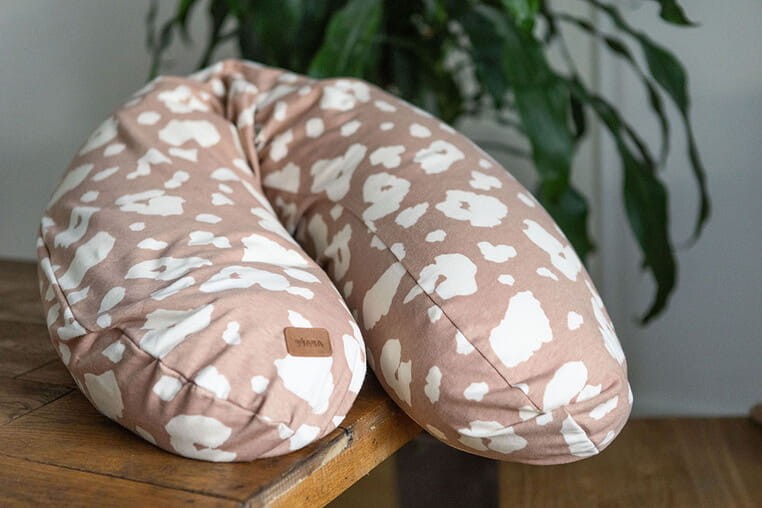 Ergonomiczna poduszka rogal dla kobiet w ciąży i karmiących Big Flopsy™, Print Jersey Savannah Bloom / Beaba