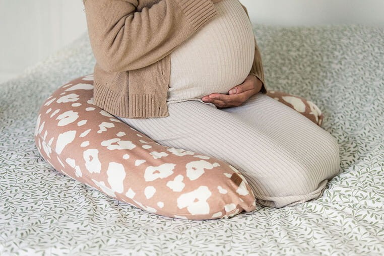 Ergonomiczna poduszka rogal dla kobiet w ciąży i karmiących Big Flopsy™, Print Jersey Savannah Bloom / Beaba
