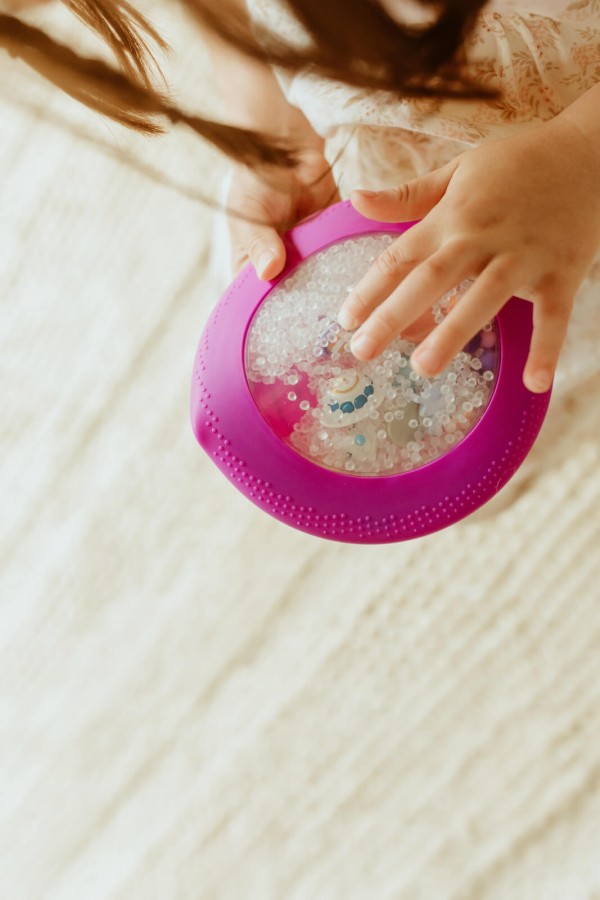 Sensoryczny dysk z figurkami A-Ku-Ku! Peekaboo - Galaktyka / Jellystone