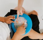 Sensoryczny dysk z figurkami A-Ku-Ku! Peekaboo - Plaża / Jellystone