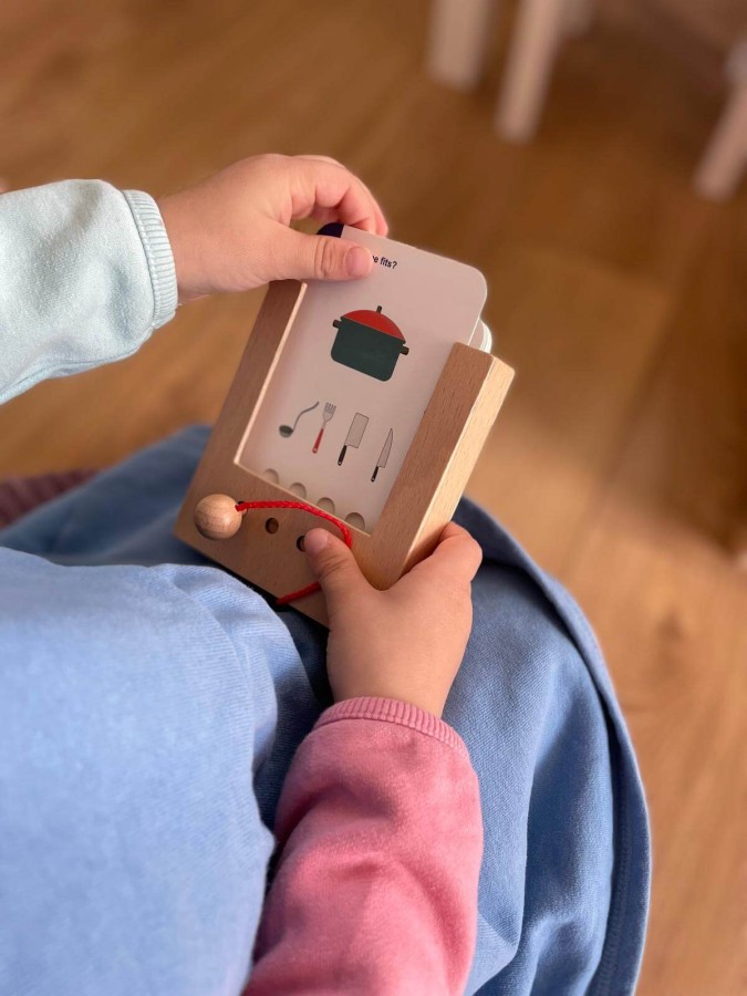 Drewniane pudełko z otworami do kart WiemTo / WiemTo