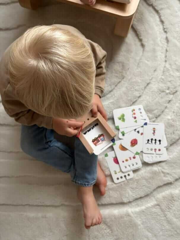 Zestaw dla dzieci 2+. Pudełko WiemTo i 6 Zestawów Kart / WiemTo