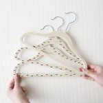 Wieszaki Welurowe dla Dzieci Double Dot Beige 15 szt. / 3 Sprouts