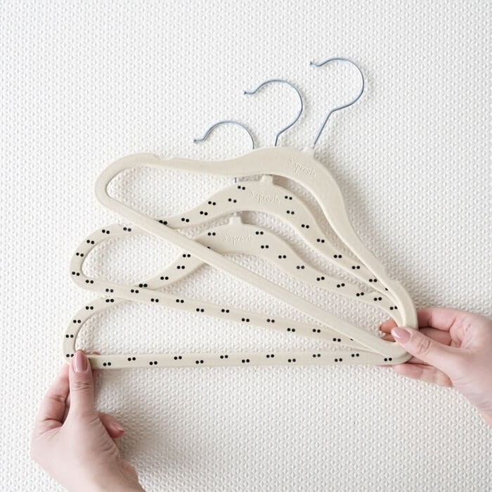 Wieszaki Welurowe dla Dzieci Double Dot Beige 15 szt. / 3 Sprouts