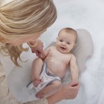 Leżaczek do kąpieli noworodka Taupe / Shnuggle Baby