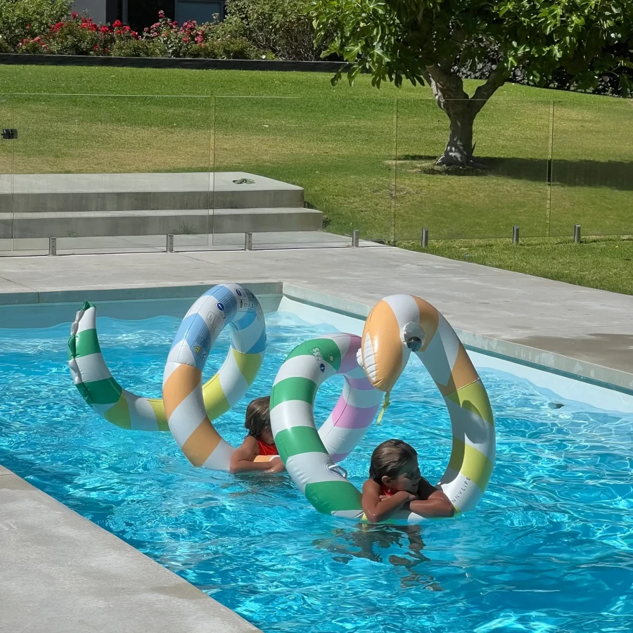 Gigantyczny dmuchany makaron Sorbet Stripe / Sunny Life