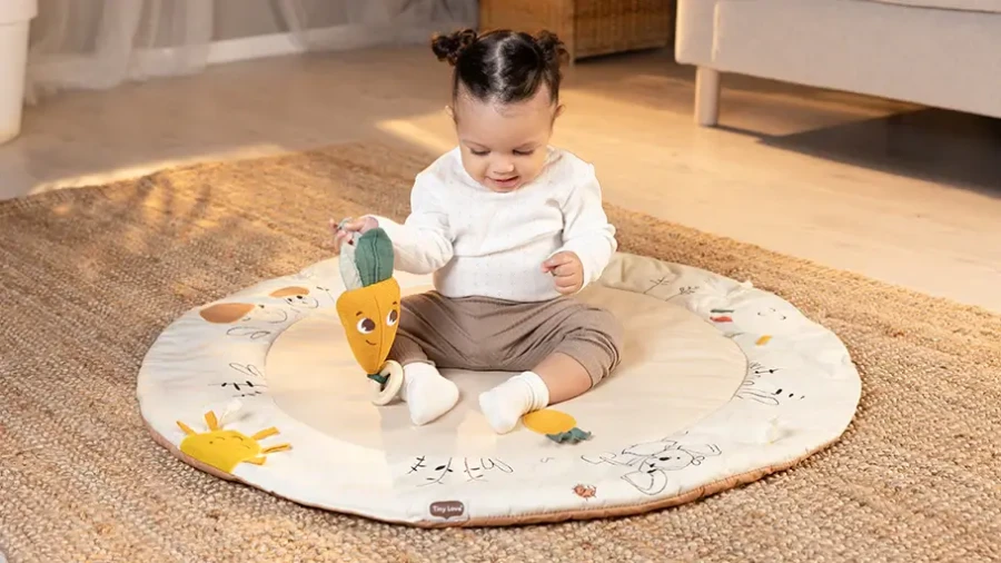 Gimnastyka, mata edukacyjna z drewnianym stojakiem Garden of Adventure / Tiny Love