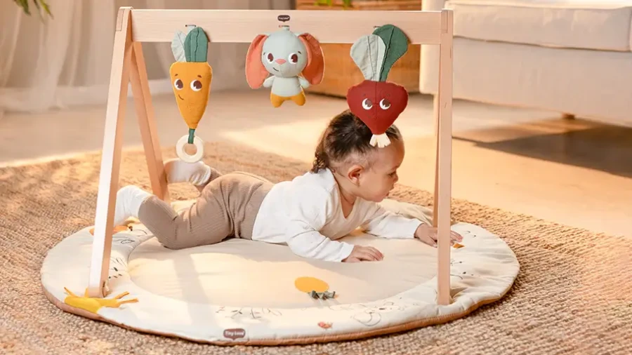 Gimnastyka, mata edukacyjna z drewnianym stojakiem Garden of Adventure / Tiny Love