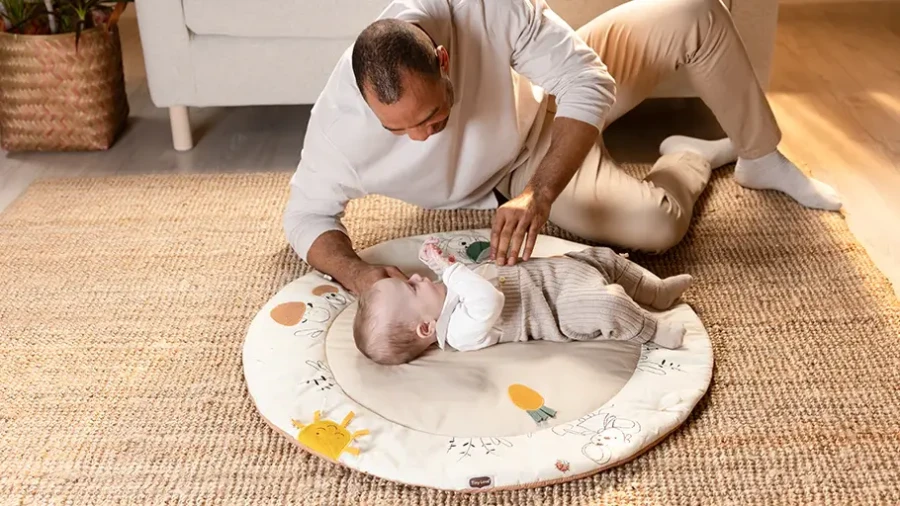 Gimnastyka, mata edukacyjna z drewnianym stojakiem Garden of Adventure / Tiny Love