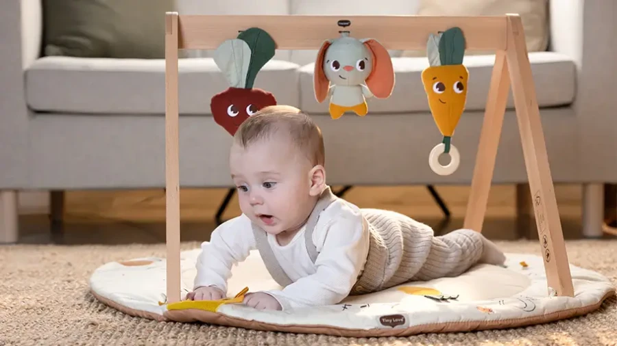 Gimnastyka, mata edukacyjna z drewnianym stojakiem Garden of Adventure / Tiny Love