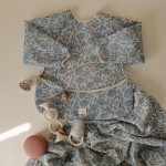 Śliniak z długim rękawem – Blue Flowers / Mushie