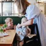 Śliniak z długim rękawem – Blue Flowers / Mushie