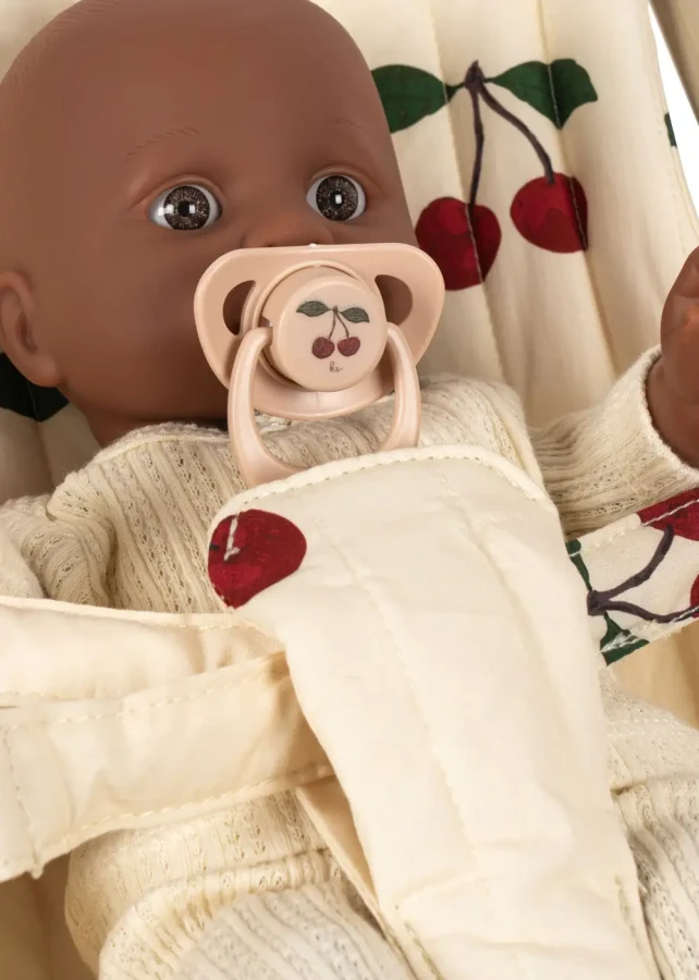 Zestaw z wózkiem i lalką z akcesoriami Cherie - ma grande cerise / Konges slojd