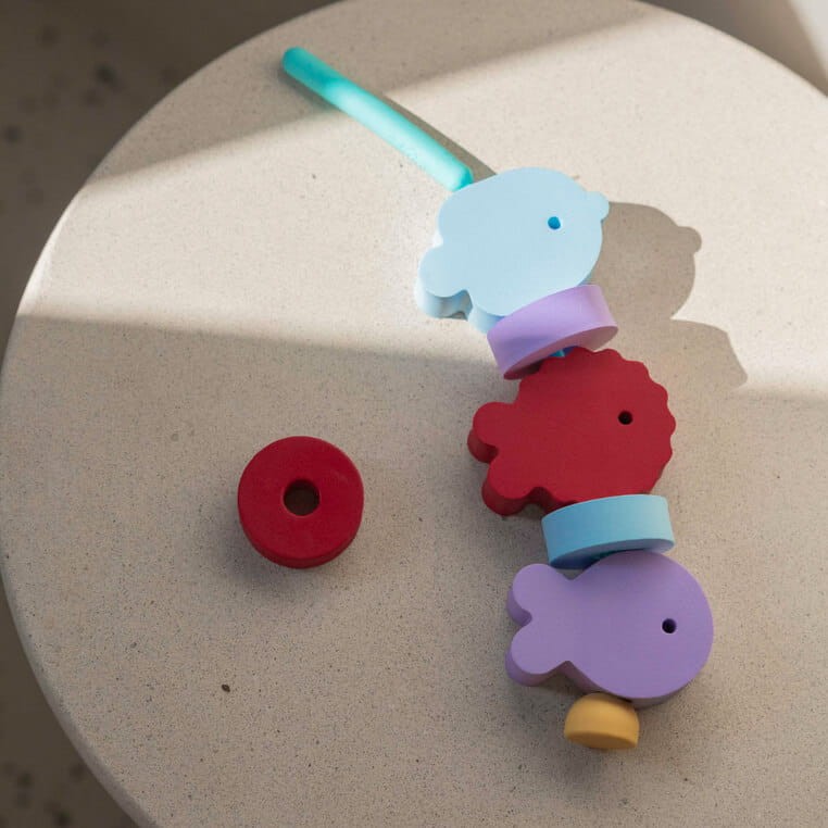 Klocki piankowe do nawlekania do kąpieli Beedi - Fish Burgundy / QUUT