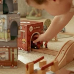 Wieża do układania + 6 autek FSC / Little Dutch