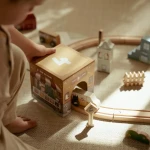 Wieża do układania + 6 autek FSC / Little Dutch