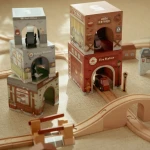 Wieża do układania + 6 autek FSC / Little Dutch