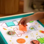 Edukacyjny podświetlany stolik do rysowania Look & Shine / B.Toys