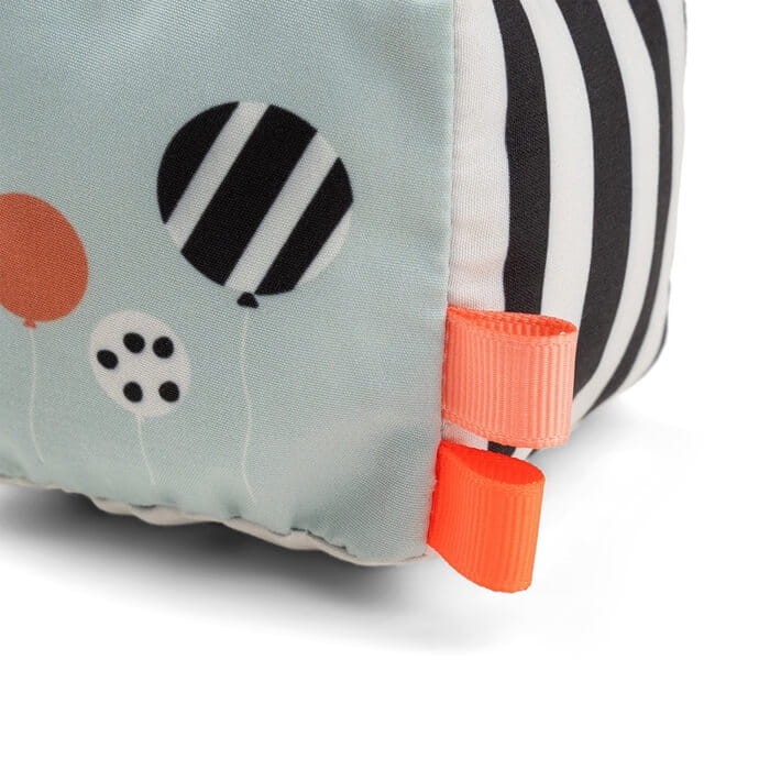 Zawieszka Kontrastowa Kostka Happy Clouds / Done by Deer