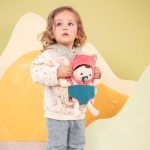 Lalka dzidziuś w nosidełku i z czapeczką Jeanne 18 m+ / Lilliputiens