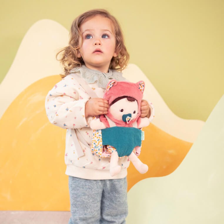 Lalka dzidziuś w nosidełku i z czapeczką Jeanne 18 m+ / Lilliputiens