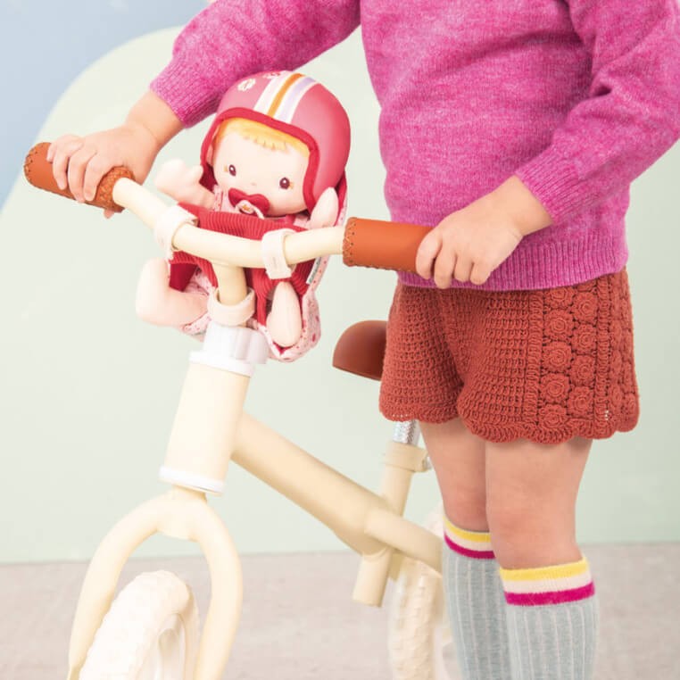 Lalka dzidziuś w foteliku rowerowym z komforterem i kaskiem Lena 18 m+ / Lilliputiens