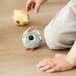 Zabawka sensoryczna Kurka Clucky z pisklętami / Done by Deer