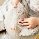 Zabawka sensoryczna Kurka Clucky z pisklętami / Done by Deer