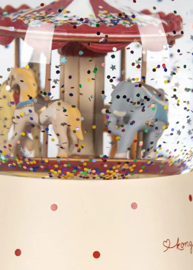 Szklana kula z karuzelą i brokatem - multi / Konges Slojd