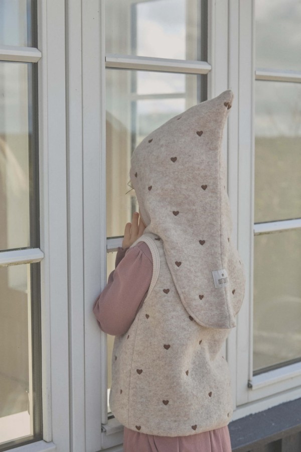 Kominiarka z serduszkami - sand melange / HUTTEliHUT