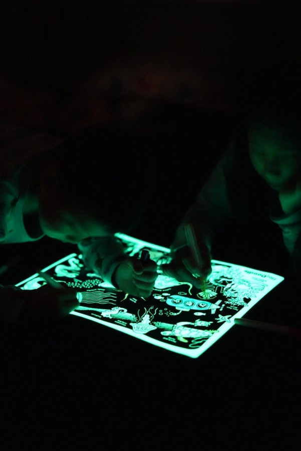 Świecąca w ciemności duża mata silikonowa do kolorowania A4 - Morskie Głębiny / HeyDoodle