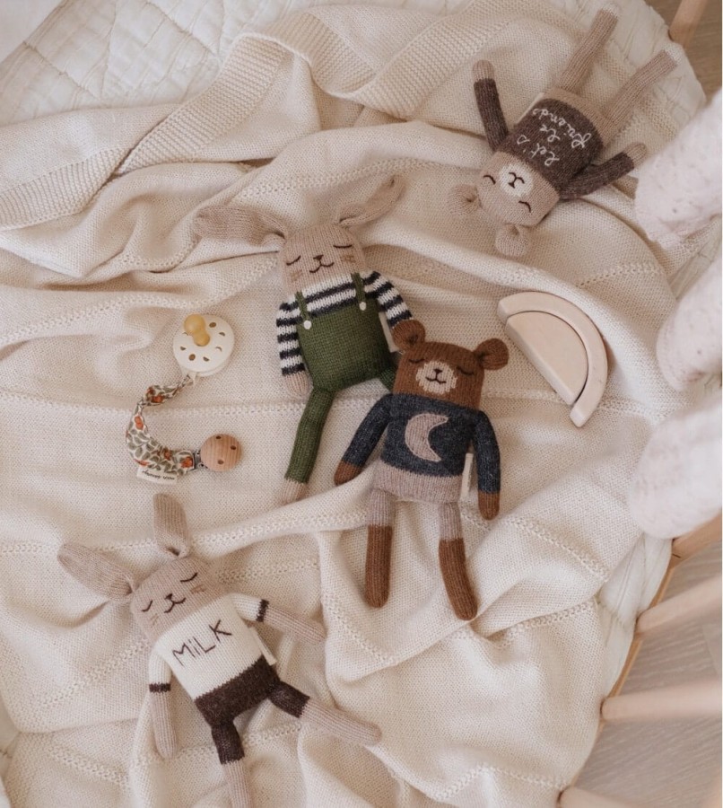 Dziergany królik z wełny alpaki - olive overalls / Main Sauvage