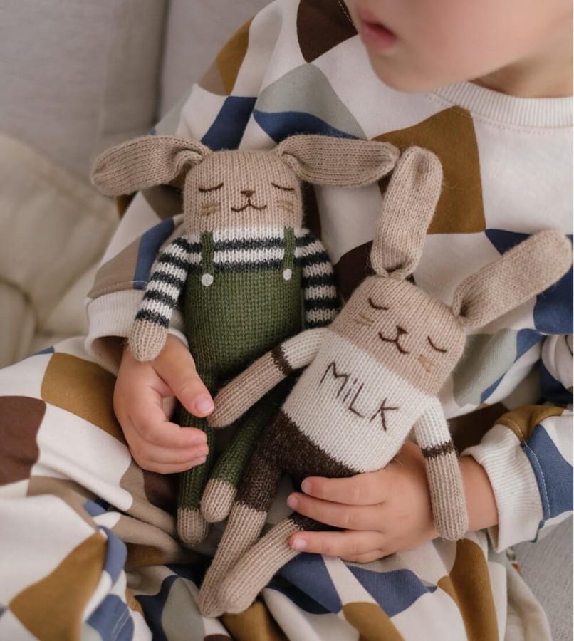 Dziergany królik z wełny alpaki - olive overalls / Main Sauvage