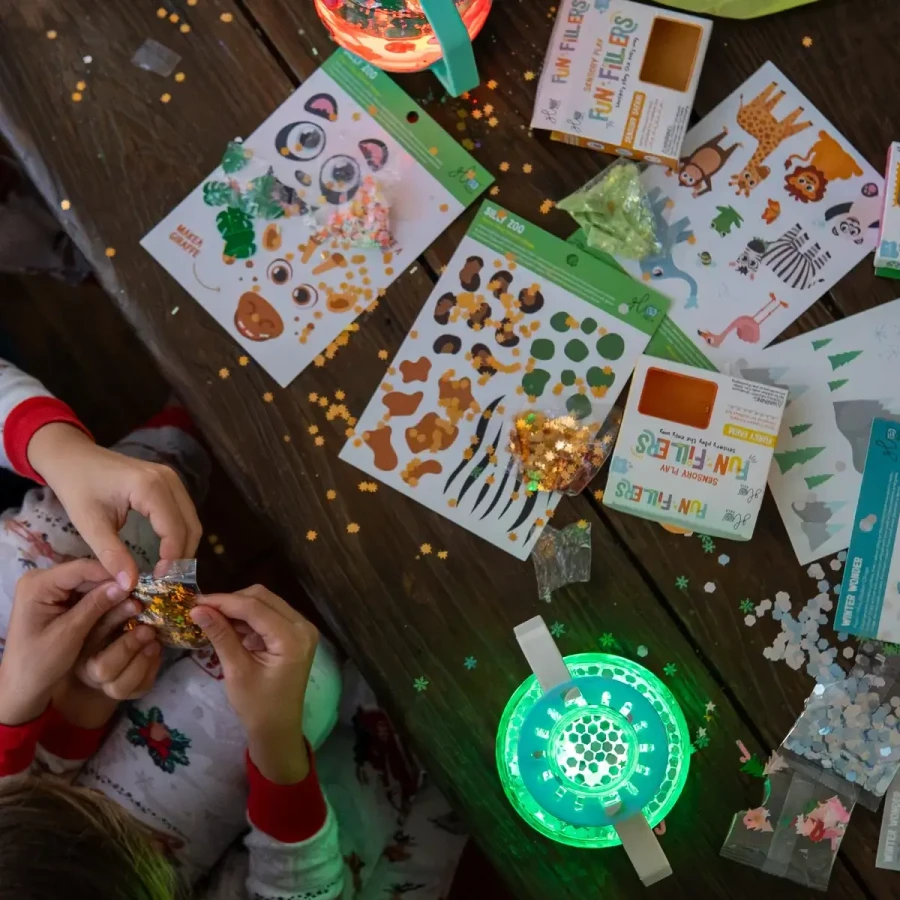 Zestaw sensoryczny DIY, świecący słoik z brokatami i figurkami Fun Fillers + naklejki gratis - ZOO / Glo Pals