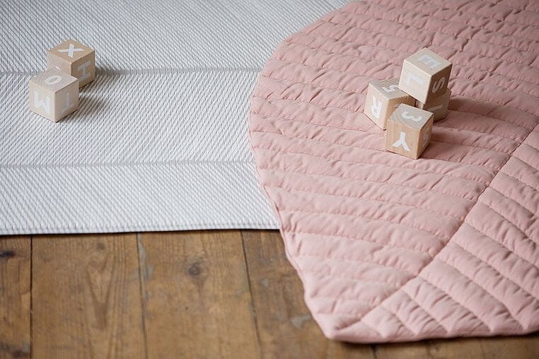 Mata do zabawy z bawełny organicznej w kształcie liścia - Sea Shell / Toddlekind