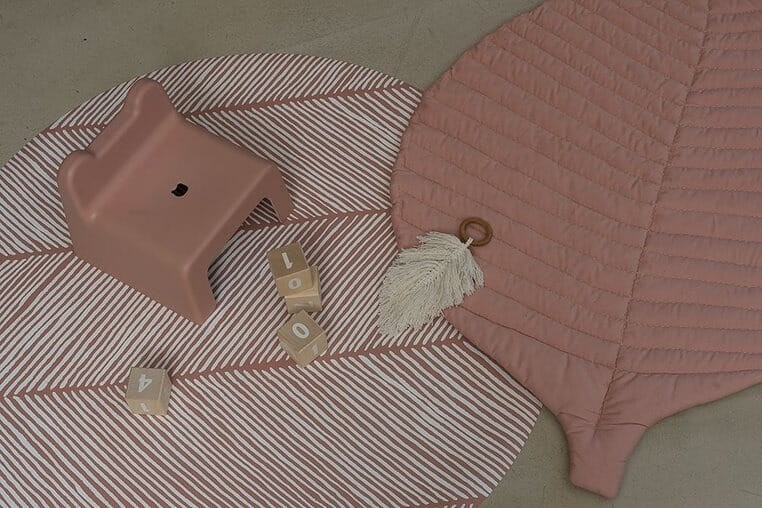 Mata do zabawy z bawełny organicznej w kształcie liścia - Sea Shell / Toddlekind