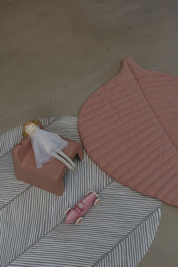 Mata do zabawy z bawełny organicznej w kształcie liścia - Sea Shell / Toddlekind