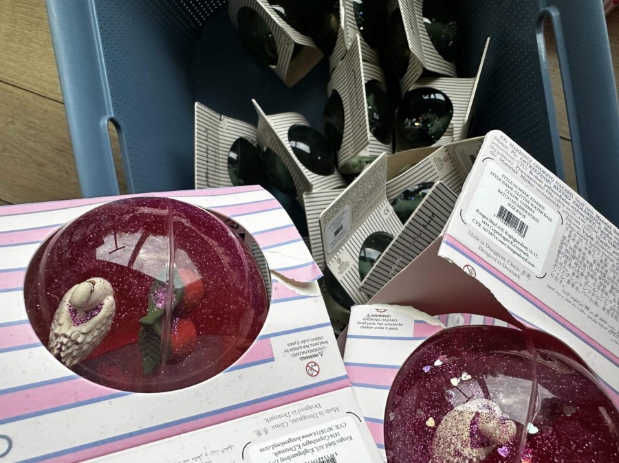 USZKODZONE OPAKOWANIE: Duża piłeczka brokatowa z figurkami - cherry / Konges slojd