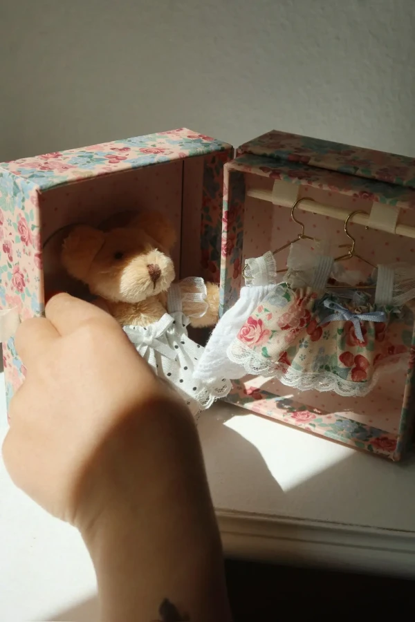 Pluszowy Miś w pudełku do przebierania - multi / Konges Slojd