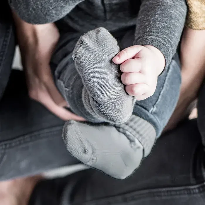 Skarpetki niemowlęce Stay-on-Socks, Pebble Grey / KipKep