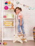 Peek-a-Boost - drewniany podest, taboret z antypoślizgiem - wersja KREMOWA / B. Toys