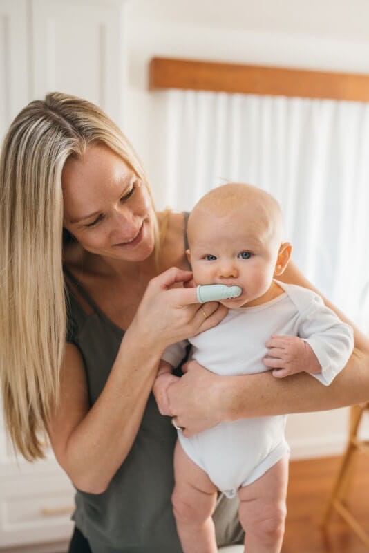 Silikonowa szczoteczka do mycia zębów i masażu dziąseł z pudełkiem - zielona / Dr. Brown's