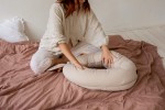 Poduszka ciążowa uniwersalna NEST - latte / Puuki