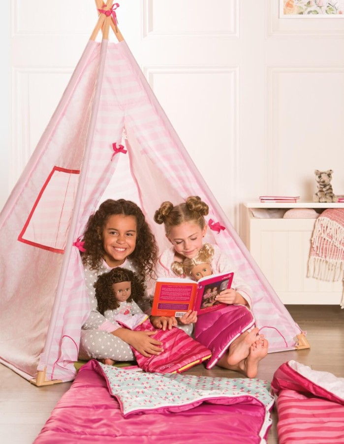 Namiot tipi z podwieszanym żyrandolem / OurGeneration