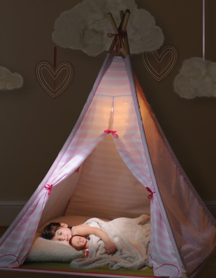 Namiot tipi z podwieszanym żyrandolem / OurGeneration