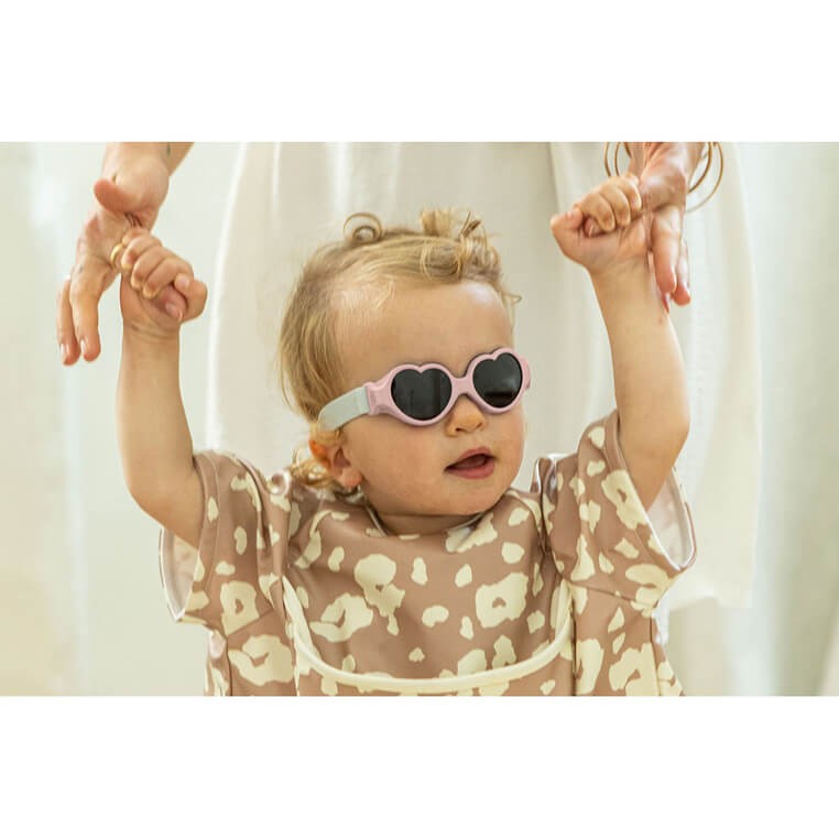 Okulary przeciwsłoneczne dla dzieci z elastyczną opaską 0-9 miesięcy Baby heart - Cotton candy / Beaba